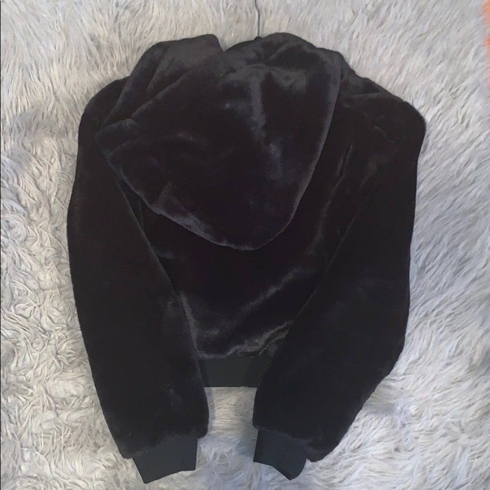 Revolve faux fur cropped jacket - Picture 7 of 7